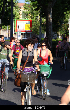 "Kritische Masse" Fahrrad-Parade in Rom, Fahrräder gegen Pkw-Nutzung zu fördern. Stockfoto