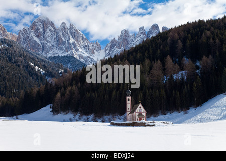 Winterlandschaft von St Johann Church in Ranui in Villnoss, Val di Funes, Dolomiten, Trentino-Südtirol, Tirol, Italien Stockfoto