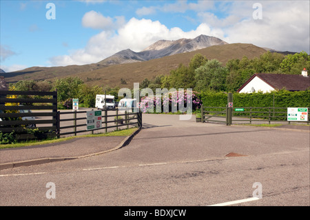 Caravan Club Campingplatz in Kinlochewe mit Beinn Eighe hinter, Wester Ross, Schottland Stockfoto