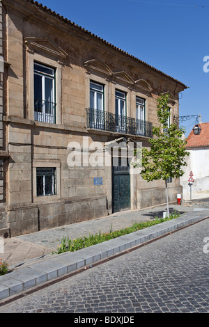 Ehemalige Santo Amaro Krankenhaus (Santa Casa da Misericórdia) im Dom Pedro V Square, Castelo de Vide, Alto Alentejo, Portugal. Stockfoto