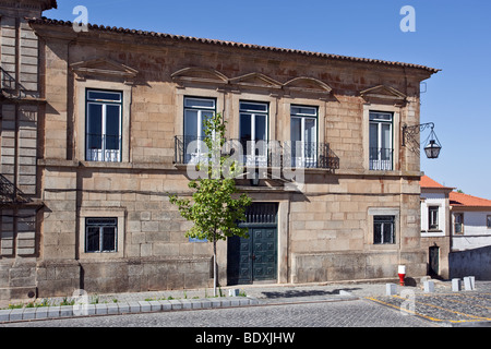 Ehemalige Santo Amaro Krankenhaus (Santa Casa da Misericórdia) im Dom Pedro V Square, Castelo de Vide, Alto Alentejo, Portugal. Stockfoto