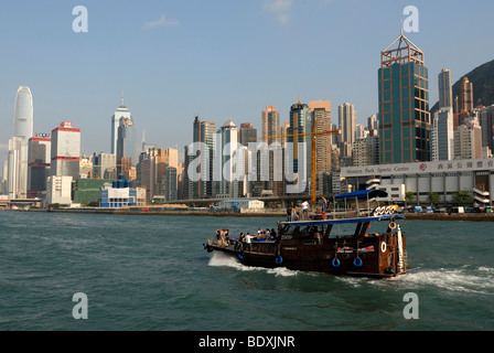 Ausflugsschiff, Holz Junk-gegen die Skyline von Hong Kong, Hong Kong, China, Zentralasien Stockfoto