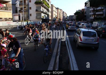 "Kritische Masse" Fahrrad-Parade in Rom, Fahrräder gegen Pkw-Nutzung zu fördern. Stockfoto