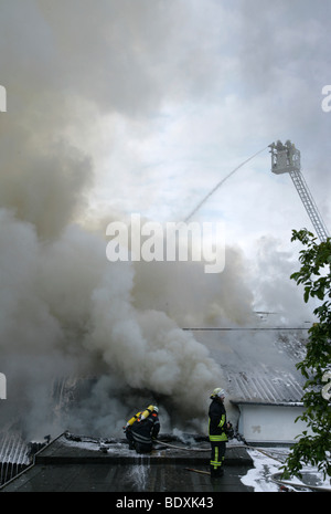 Feuerwehrleute kämpfen ein loderndes Feuer auf einen Fitnessraum und ein Restaurant im Stadtteil Arzheim, Koblenz, Rheinland-Pfalz, Deutschland, Euro Stockfoto