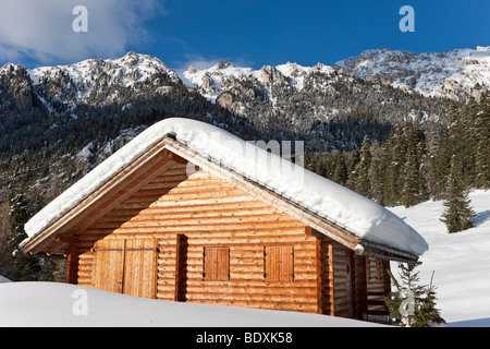 Berghütte im Winter Schnee, Puez-Geisler Nationalpark, Dolomiten, Südtirol, Trentino-Südtirol, Italien Stockfoto