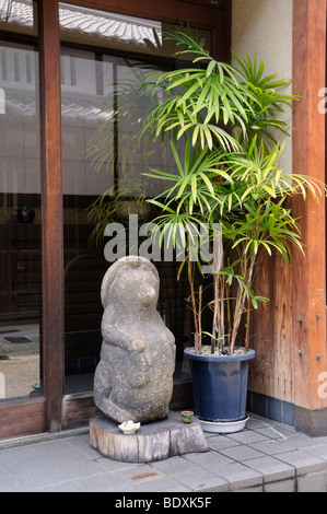 Stein Figur ein Waschbär Hund, Tanuki, ein Symbol für den Willen, und Restaurant, Kyoto, Japan, Asien Stockfoto