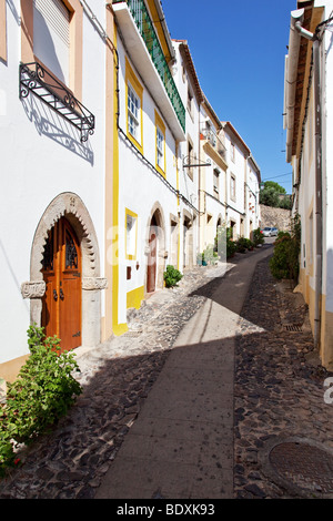 Santa Maria Straße in Castelo de Vide, Alentejo, Portugal. Diese Straße führt zum Schloss. Stockfoto