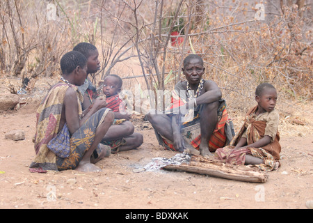 Afrika, Tansania, Lake Eyasi, eine Gruppe von Hadza Frau in traditioneller Kleidung rund um ein kleines Feuer Stockfoto