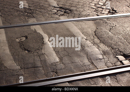 Straßenbahnschienen in beschädigten Kopfsteinpflaster Stockfoto