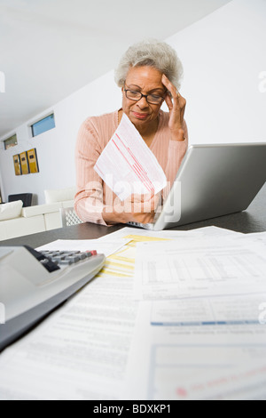 Ältere Frau sich Gedanken über persönliche Finanzen Stockfoto