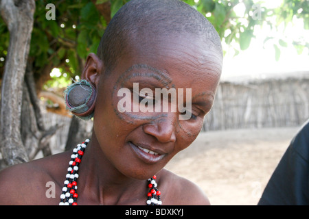 Afrika, Tansania, weibliche Mitglieder der datoga Stamm Frau in traditioneller Kleidung, Stockfoto