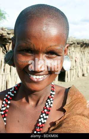 Afrika, Tansania, weibliche Mitglieder der datoga Stamm Frau in traditioneller Kleidung, Stockfoto