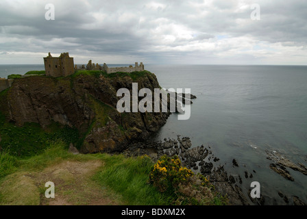 Dunnottar Castle, Ruinen Burg vor den Küsten Panorama in Stonehaven in der Nähe von Aberdeen, Schottland, UK, Europa Stockfoto