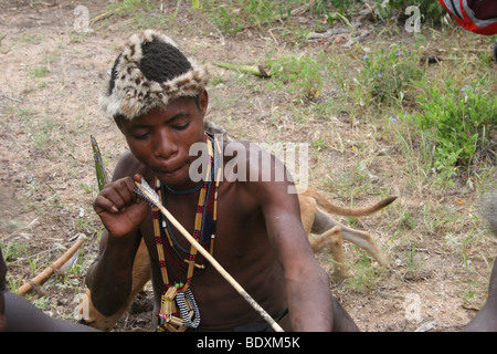 Afrika, Tansania, Lake Eyasi, Hadza Männer bereitet die Pfeile vor einem Jagdausflug Stockfoto