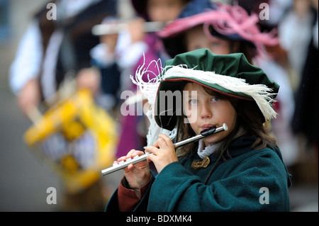 Mädchen spielen Querflöte Stockfoto