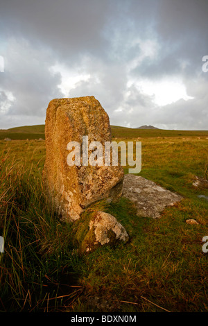 Standing Stones in Stannon Stone Circle, Bodmin Moor mit groben Tor im Hintergrund, Cornwall, England Stockfoto