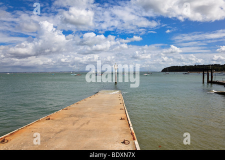 Slipanlage am südlichen Ende von Cowes Parade mit Aussicht auf die Mündung des Flusses Medina, West Cowes, Isle Of Wight, Großbritannien Stockfoto