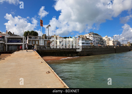 Slipanlage am südlichen Ende von Cowes Parade, mit Blick auf die Parade, West Cowes, Isle Of Wight, Großbritannien Stockfoto