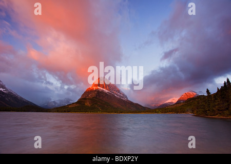 Swiftcurrent Lake Sunrise, Glacier Nationalpark Stockfoto