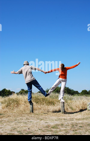 Älteres Paar Spaß haben, so dass eine Herzform Stockfoto