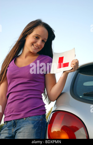 Glückliche junge Teenager-Mädchen lernen, Laufwerk Halteblech L Stockfoto