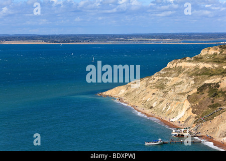 Die berühmten Sand Klippen von Alum Bay, Isle Of Wight, berühmt für farbigen Sand und Besucher. Blick über den Solent, UK Stockfoto
