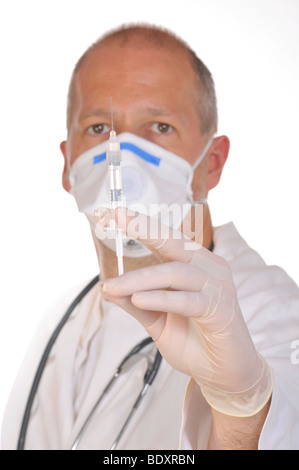 Arzt trägt eine Virus-Nachweis Gesichtsmaske mit einer Spritze Stockfoto