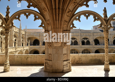 Verziert Bögen im zweistöckigen Kreuzgang des Hieronymus-Kloster Mosteiro Dos Jeronimos, UNESCO-Weltkulturerbe, M Stockfoto