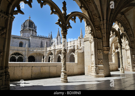 Verziert Bögen im zweistöckigen Kreuzgang des Hieronymus-Kloster Mosteiro Dos Jeronimos, UNESCO-Weltkulturerbe, M Stockfoto