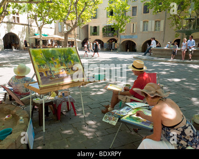 Hobby-Maler arbeiten auf den zentralen Platz Place Aux Herbes bei Uzès, Südfrankreich. Stockfoto