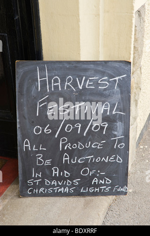 Jährliche Erntefest-Charity-Auktion von Lebensmitteln und lokalen produzieren statt jährlich bei philanthropischen INN Pontywaun South Wales UK Stockfoto