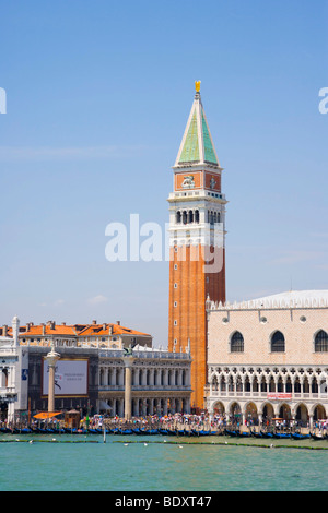 Blick auf den Markusplatz mit Campanile von San Marco, der Glockenturm und der Palazzo Ducale, Palast des Dogen, aus dem Bacino di San M Stockfoto