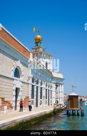 Der Turm der Punta della Dogana, Dogana da Mar, Maritime Customs House und Canale della Giudecca, Venedig, Italien, Europa Stockfoto