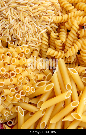 Vier verschiedene Arten von italienischer Pasta. Essen-Hintergrund. Stockfoto