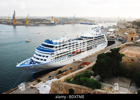 Malta, Valletta, Blick auf Hafen mit großen Kreuzfahrtschiff von Upper Barakka Garden Stockfoto