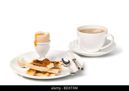 gekochtes Ei und Soldaten mit einer Tasse Tee Stockfoto