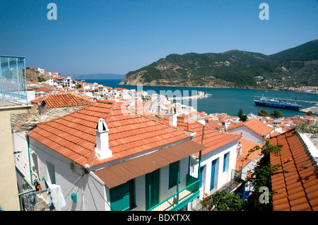 Der Hafen von Skopelos mit der Fähre hat uns an den Kai in der Stadt gebunden - Skopelos, Skopelos Island, Sporaden, griechische Inseln, Griechenland, Europa Stockfoto