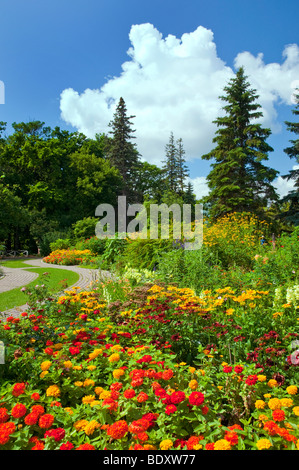 Blumenbeete, Gartenwege und Blumenarrangements in den englischen Garten im Assiniboine Park in Winnipeg, Manitoba, Kanada. Stockfoto