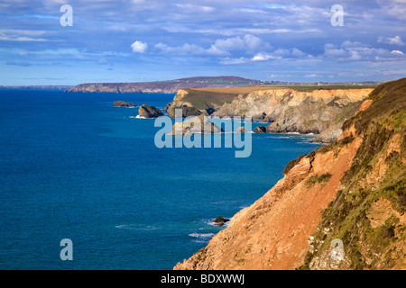 nördlichen Klippen mit Blick auf St Agnes Beacon; Cornwall Stockfoto