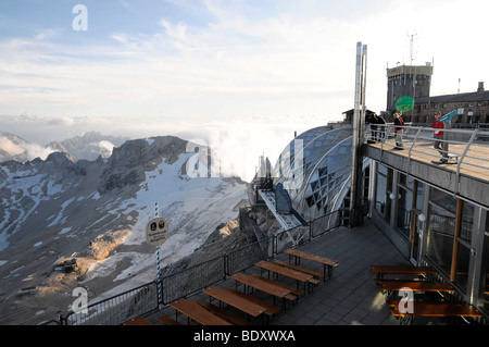 Biergarten am Gipfel des Mt. Zugspitze, 2962 m, höchster Berg in Deutschland, Bayern-Tirol, Deutschland, Europa Stockfoto