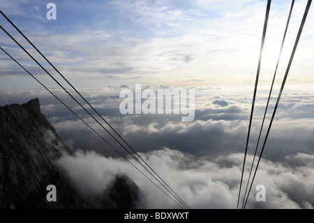 Seile von der Tiroler Zugspitzbahnen Tiroler Pendelbahn im Abendlicht, Mt. Zugspitze 2962 m, höchster Berg in Ge Stockfoto