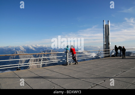 Aussichtsplattform auf dem Gipfel des Mt. Zugspitze, 2962 m, zweithöchster Berg Deutschlands, Bayern-Tirol, Deutschland, Europa Stockfoto