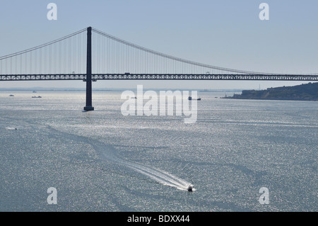 Ponte 25 de Abril, Hängebrücke über den Fluss Tejo und einem Schnellboot, Lissabon, Portugal, Europa Stockfoto