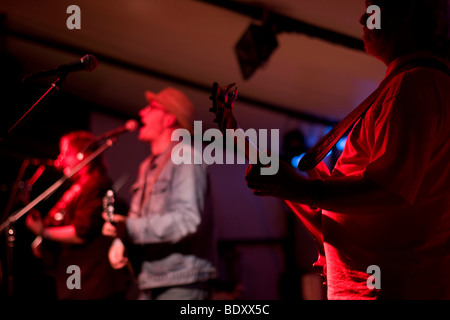 Komiker Adrian Edmondson mit seiner Band The schlechten Hirten auf dem Suffolk Musikfestival Hachfest Stockfoto