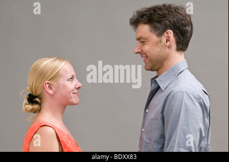 Junges Paar gegenüberstehen, Lächeln Stockfoto