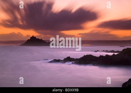 St. Michaels Mount von Perranuthnoe; Cornwall; Sonnenuntergang Stockfoto