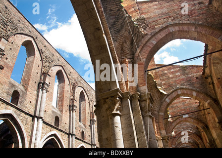 San Galgano im 12. Jahrhundert Abtei gegründet von Französisch Zisterzienser-Mönche in der Nähe von Siena, jetzt mit dem Dach eingestürzt. Stockfoto