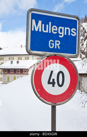 Winter Schnee im Dorf Mulegns in der Nähe von St. Moritz, Graubünden Region, Schweizer Alpen, Schweiz, Europa Stockfoto