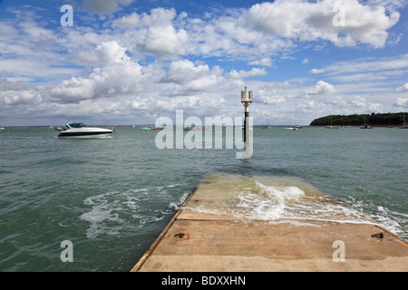 Slipanlage am südlichen Ende von Cowes Parade mit einem vorbeifahrenden Cabin-Cruiser, West Cowes, Isle Of Wight, Großbritannien Stockfoto