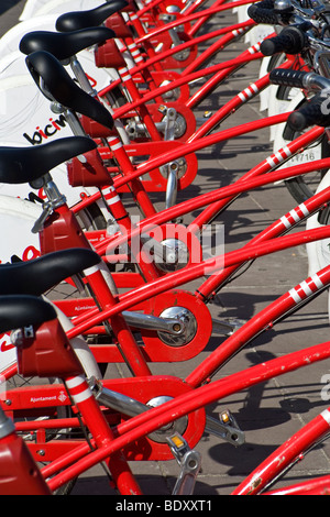 Fahrräder auf der Straße, Barcelona, Spanien Stockfoto